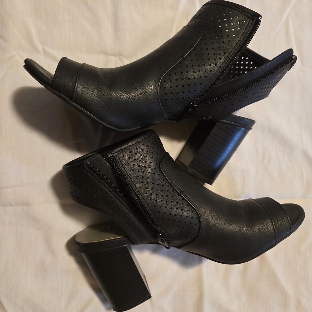 Anna Black Heeled Perforated Boots